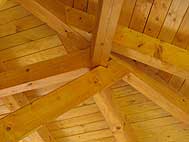 Detail konstrukce stanové střechy altánu.